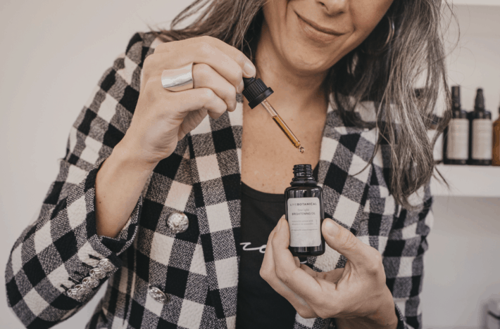 taking out a drop of LIVE BOTANICAL's Brightening Oil