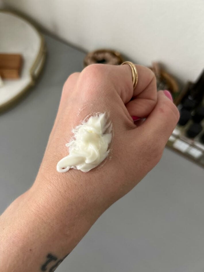 A dollop of Umamos conditioner on a hand.